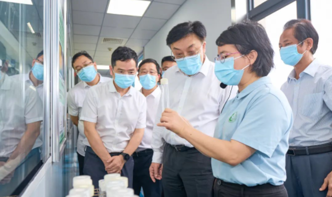 海南省委書(shū)記深入海南調(diào)研，推動(dòng)天然橡膠產(chǎn)業(yè)高質(zhì)量發(fā)展