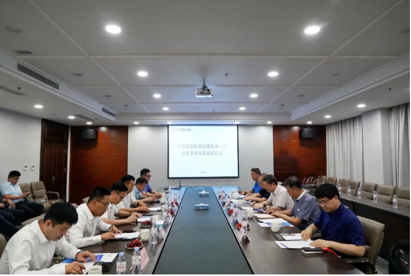 在座談會上，華凌電纜的副總裁兼董事會秘書王飛對外部董事的到來表示熱烈歡迎，并向他們介紹了華凌電纜的發(fā)展歷程、公司框架和經(jīng)營狀況等方面的情況。接著，華凌電纜的副總裁兼銷售總經(jīng)理董效柱向外部董事匯報了企業(yè)的經(jīng)營發(fā)展情況、銷售業(yè)績以及未來的工作思路。