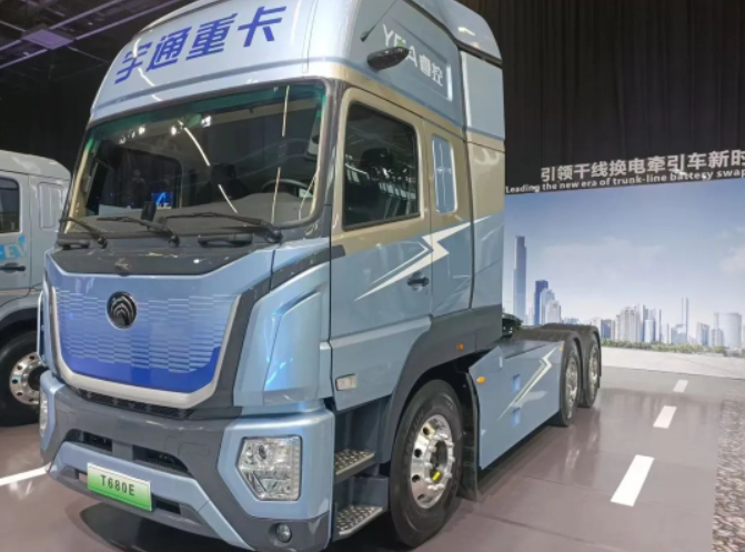 以“科技引領 穩(wěn)贏未來”為主題的宇通重卡全系新品上市發(fā)布會在鄭州隆重舉行。這是一場備受矚目的盛會，吸引了來自各行業(yè)的精英人士參與。賽輪集團，作為唯一一家受邀參會的輪胎供應商，為宇通重卡的新品提供了獨家配套服務。