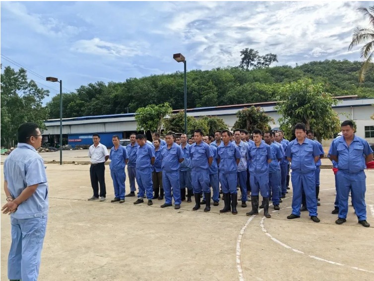 云南廣墾橡膠公司于6月1日舉行了“安全生產(chǎn)月”活動啟動儀式。該公司組織了所屬六家制膠廠的員工共230余人線上線下同步參加了啟動會。在會上，云南公司董事長王宜江具體部署了“安全生產(chǎn)月”活動，并提出了今后安全生產(chǎn)工作的明確要求。與會人員還在現(xiàn)場與各制膠廠廠長簽署了安全生產(chǎn)責(zé)任書，并在“安全生產(chǎn)月”主題橫幅上簽名承諾。