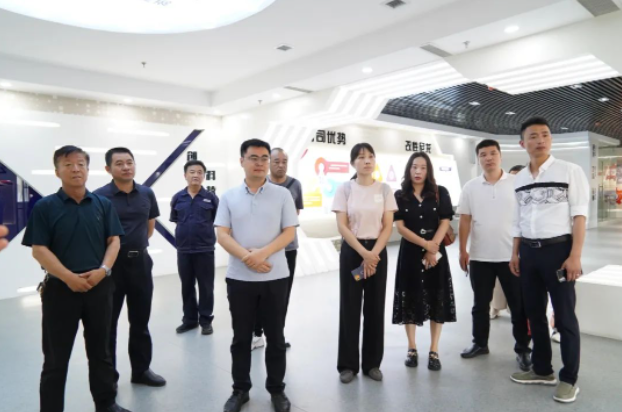 隨后，調(diào)研團(tuán)一行來(lái)到華凌電纜的展廳，工作人員向他們介紹了華凌電纜的發(fā)展歷程、人才培育、產(chǎn)品研發(fā)和企業(yè)榮譽(yù)等情況。重點(diǎn)介紹了華凌電纜在核電、軌道交通、艦船、特種裝備和新材料等五大領(lǐng)域所取得的成績(jī)和貢獻(xiàn)。據(jù)工作人員介紹，華凌電纜為了解決行業(yè)難點(diǎn)和痛點(diǎn)，引進(jìn)了白俄羅斯國(guó)家科學(xué)院的高分子材料技術(shù)，并將其進(jìn)行成果轉(zhuǎn)化和市場(chǎng)化應(yīng)用，從而填補(bǔ)了國(guó)產(chǎn)電纜材料在高端技術(shù)和新材料領(lǐng)域的空白。