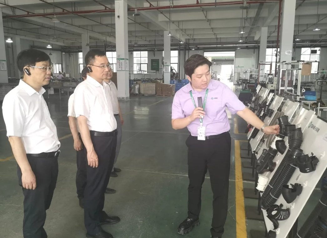 浙江金華市委常委、秘書長李雄偉近日帶領(lǐng)市委改革辦、市應(yīng)急管理局、市消防救援支隊等單位負(fù)責(zé)人到金磐開發(fā)區(qū)進(jìn)行調(diào)研。他實地考察了春光橡塑科技股份有限公司，詳細(xì)了解了該企業(yè)的生產(chǎn)經(jīng)營情況，并檢查了安全生產(chǎn)工作。