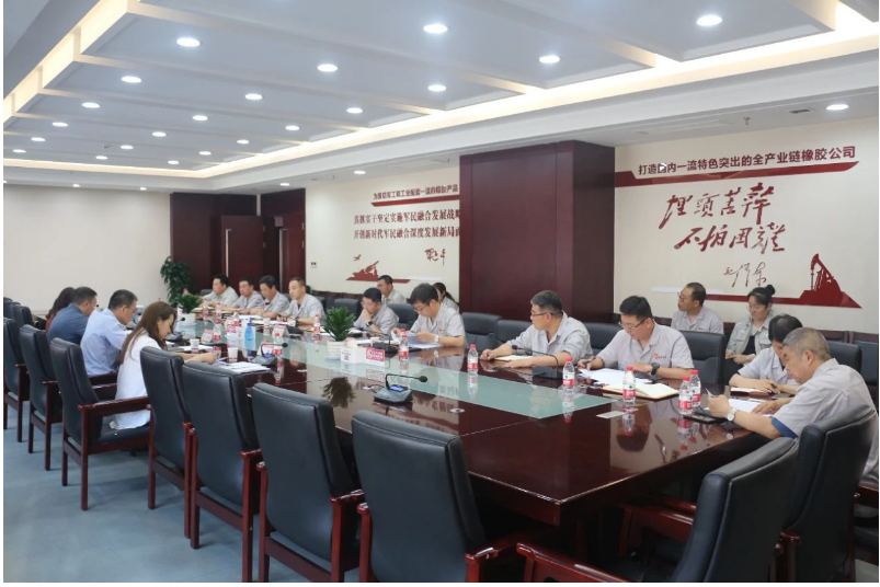 此次督查采用了現(xiàn)場(chǎng)檢查和座談交流相結(jié)合的方式，針對(duì)部分生產(chǎn)單位進(jìn)行了全面細(xì)致的檢查。之后，召開了座談會(huì)。在座談會(huì)上，副總經(jīng)理寧博對(duì)公司當(dāng)前的安全環(huán)保工作進(jìn)行了匯報(bào)，法務(wù)部負(fù)責(zé)人則介紹了公司的法務(wù)工作情況。隨后，張航偉從生產(chǎn)經(jīng)營、安全環(huán)保和法務(wù)工作等方面作了全面綜合的匯報(bào)。