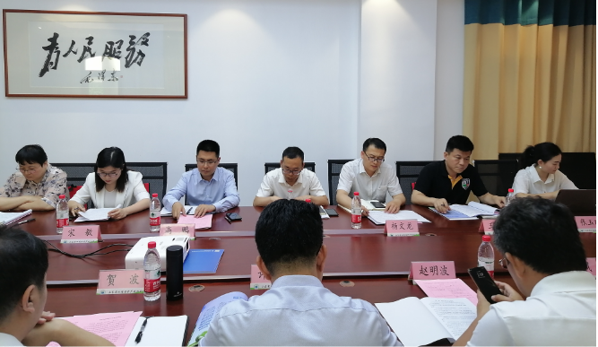 山東省環(huán)境保護(hù)產(chǎn)業(yè)協(xié)會應(yīng)對氣候變化專業(yè)委員會擬成立大會于濟(jì)南召開。會議旨在貫徹國家碳達(dá)峰、碳中和戰(zhàn)略和工作部署目標(biāo)，積極應(yīng)對氣候變化，推動綠色低碳發(fā)展。山東華盛橡膠有限公司作為發(fā)起單位參會，會議由協(xié)會常務(wù)會長宋圣才主持并致辭。