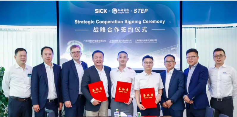近日，新時達與國際知名傳感器品牌——德國SICK、輪胎激光刻字開創(chuàng)者——崮德智能在上海簽訂戰(zhàn)略合作協(xié)議，，旨在推動橡膠輪胎行業(yè)的智能制造。