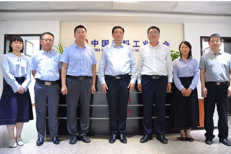 會議上，雙方還就2023年協(xié)會相關會議活動、考察項目等進行了交流。與會人員包括中國涂料工業(yè)協(xié)會副會長丁艷梅、秘書長劉杰，副秘書長趙中國、齊祥昭、樊森、徐艷以及濮陽市人大常委會相關領導。這次座談會為雙方進一步加強合作提供了寶貴的機會。