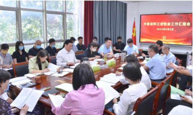 劉普軍會(huì)長要求下一步工作要有緊迫感，突出重點(diǎn)，做好統(tǒng)籌規(guī)劃，充分履行職責(zé)。他強(qiáng)調(diào)全體協(xié)會(huì)人員應(yīng)團(tuán)結(jié)合作，以高標(biāo)準(zhǔn)、高質(zhì)量完成各項(xiàng)工作任務(wù)，為協(xié)會(huì)工作開創(chuàng)新局面貢獻(xiàn)力量。劉普軍會(huì)長還對(duì)未來的發(fā)展充滿信心，并呼吁大家共同努力，推動(dòng)中國涂料行業(yè)實(shí)現(xiàn)更加輝煌的發(fā)展。