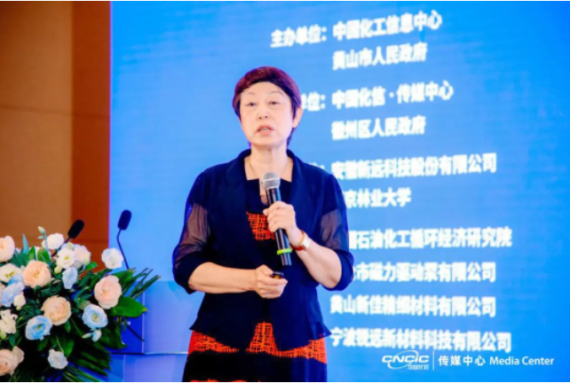 孫蓮英在報告中指出，涂料作為環(huán)氧樹脂的重要應用領(lǐng)域，在促進環(huán)氧樹脂行業(yè)的發(fā)展中起到了舉足輕重的作用。根據(jù)2023年一季度的數(shù)據(jù)顯示，全行業(yè)涂料產(chǎn)量約為731.6萬噸，主營業(yè)務收入總額約達914.54億元，利潤總額約為39.75億元。