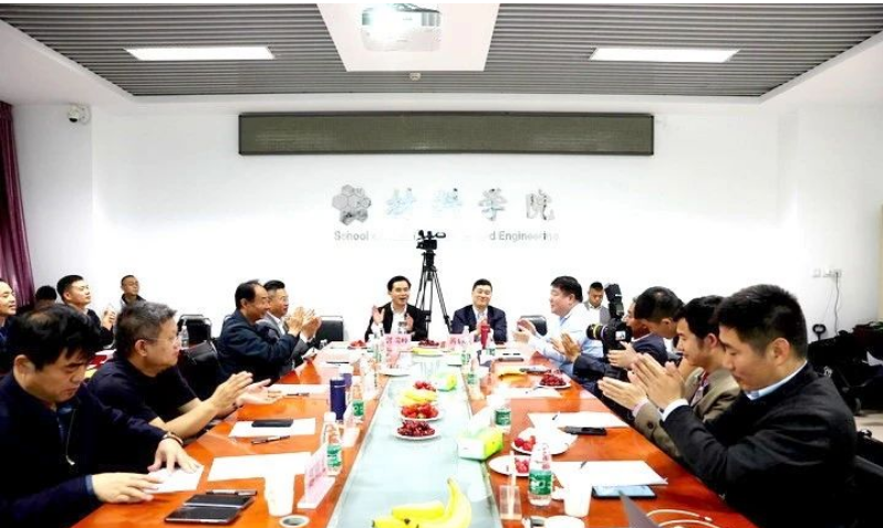 由北京理工大學(xué)材料學(xué)院主辦的廢舊輪胎受控?zé)峤饧案咂焚|(zhì)炭黑制備技術(shù)研討會在北京成功舉行。來自生態(tài)環(huán)境部固體廢物與化學(xué)品管理技術(shù)中心、中國環(huán)境科學(xué)院、南開大學(xué)環(huán)境科學(xué)與工程學(xué)院、清華大學(xué)能源與動力工程系、中國標(biāo)準(zhǔn)化研究院資源環(huán)境分院的相關(guān)專家，以及山東菏澤市和單縣相關(guān)部門及企業(yè)代表，齊聚一堂，就廢舊輪胎轉(zhuǎn)化利用的現(xiàn)狀、問題與解決方案展開深入研討。