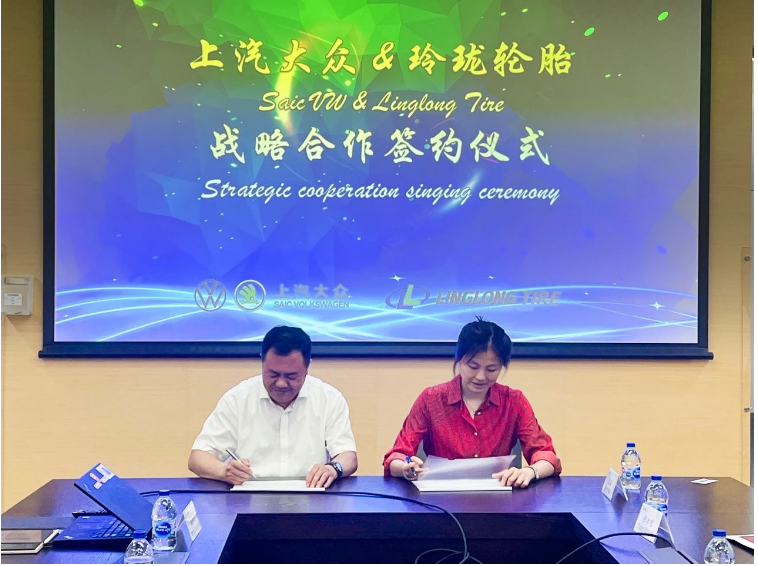 玲瓏輪胎與上汽大眾舉行了戰(zhàn)略簽約儀式。上汽大眾的高層采購(gòu)團(tuán)隊(duì)與山東玲瓏輪胎股份有限公司的董事長(zhǎng)兼總裁王鋒、副總裁馮寶春及其團(tuán)隊(duì)一同出席了這一重要的簽約儀式。
