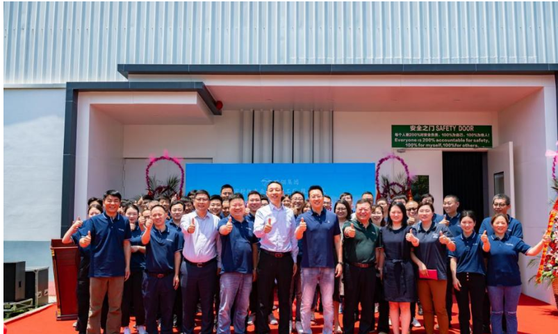 江蘇工廠的投產(chǎn)運營標志著鵬翎集團密封件事業(yè)部邁入了新的發(fā)展階段，為整個集團注入了新的活力。未來，鵬翎集團表示將繼續(xù)專注于汽車零部件領(lǐng)域，以先進技術(shù)和專業(yè)精神為客戶創(chuàng)造低成本、高性能的價值。相信在鵬翎集團的努力下，江蘇工廠將取得更大的成功，為中國的制造業(yè)發(fā)展貢獻力量。