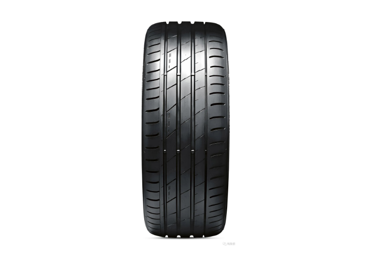 VICTRA SPORT EV輪胎是專為電動汽車開發(fā)的，采用高分散的納米技術(shù)和特殊的胎面設(shè)計，可提升續(xù)航能力。此外，優(yōu)化的表面結(jié)構(gòu)和靜音棉能夠降低滾動噪音，提升車內(nèi)舒適度。創(chuàng)新的胎面設(shè)計使得VICTRA SPORT EV輪胎能更好地應(yīng)對電動車輪胎所承受的額外壓力，從而確保其更長的使用壽命。評審團贊揚了該輪胎在設(shè)計中對當(dāng)今電動汽車性能要求的考量。