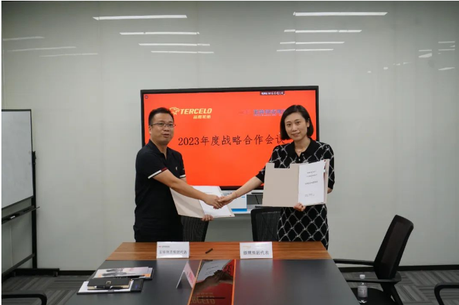 溫志雄表示此次會晤不僅是現(xiàn)有合作業(yè)務進一步加深的機遇，更是對優(yōu)秀企業(yè)經(jīng)營管理經(jīng)驗的一次借鑒學習。他表示將學習和應用更加科學、人性化的管理工具，為玉柴物流集團帶來新動力，助力公司邁向新的發(fā)展臺階。