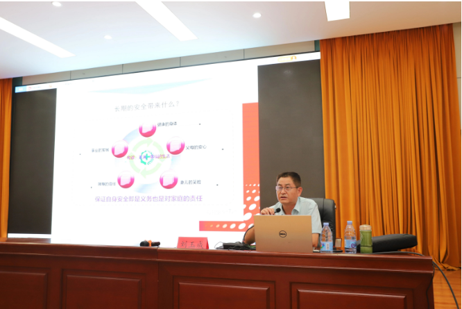 據(jù)了解，劉玉成老師針對(duì)八億橡膠公司的實(shí)際情況，詳細(xì)講解了中層管理人員應(yīng)具備的安全管理方面的知識(shí)、技能以及如何提升他們的安全管理能力。他對(duì)公司的安全管理工作提出了一系列建議和要求，包括制定完善的安全管理制度、加強(qiáng)隱患排查和整改、加強(qiáng)事故應(yīng)急預(yù)案的編制和演練等。