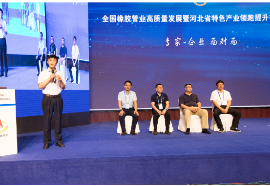 本次論壇還安排了“專(zhuān)家-企業(yè) 面對(duì)面”互動(dòng)環(huán)節(jié)，由青島科技大學(xué)高分子科學(xué)與工程學(xué)院院長(zhǎng)、橡塑材料與工程教育部重點(diǎn)實(shí)驗(yàn)室主任閆業(yè)海主持，來(lái)自青島科技大學(xué)高分子科學(xué)與工程學(xué)院的孫舉濤、鄧濤、翟俊學(xué)、吳明生四名專(zhuān)家為現(xiàn)場(chǎng)的膠管及相關(guān)企業(yè)進(jìn)行了答疑解惑，通過(guò)院校專(zhuān)家與企業(yè)代表的互動(dòng)，在一定程度上幫助企業(yè)解決了生產(chǎn)及研發(fā)過(guò)程中遇到的困難，同時(shí)也為大家提供了解決問(wèn)題的思路。