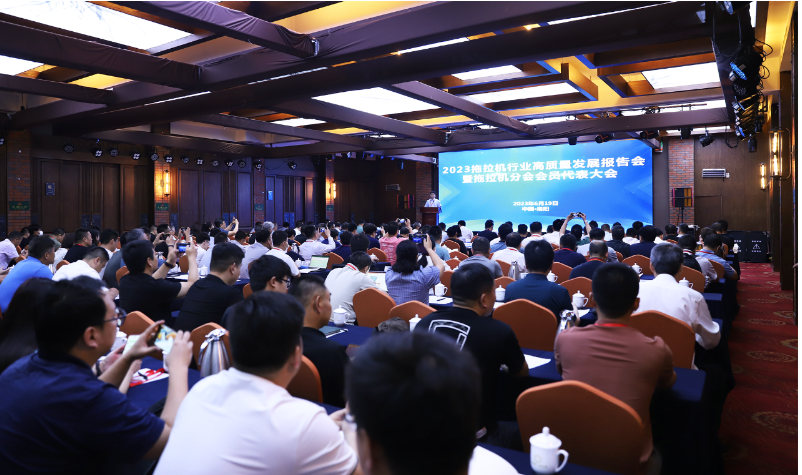 2023拖拉機行業(yè)高質量發(fā)展報告會暨拖拉機分會會員代表大會在洛陽召開。本次會議由中國農業(yè)機械工業(yè)協(xié)會主辦，吸引了200多位來自中國拖拉機行業(yè)的骨干企業(yè)、農機及零部件企業(yè)代表參會。作為中國農業(yè)胎領域的領先企業(yè)，玲瓏輪胎應邀參與了此次盛會。