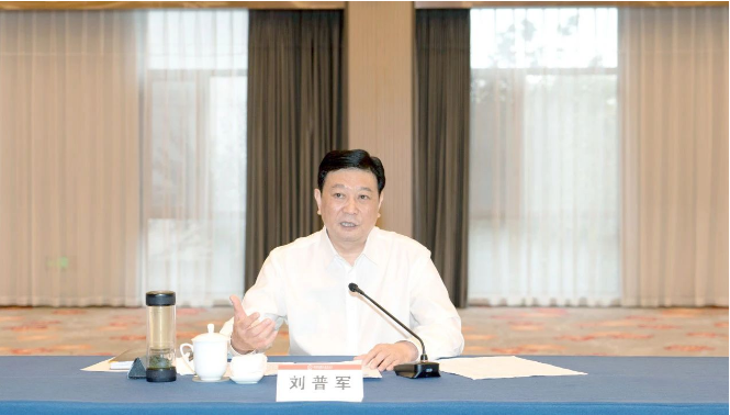 會(huì)議期間，中國(guó)涂料工業(yè)協(xié)會(huì)會(huì)長(zhǎng)劉普軍在致辭中強(qiáng)調(diào)了標(biāo)準(zhǔn)化工作委員會(huì)和政策法規(guī)工作委員會(huì)對(duì)涂料行業(yè)發(fā)展的積極作用。劉普軍指出，團(tuán)體標(biāo)準(zhǔn)的發(fā)展為構(gòu)建綠色制造標(biāo)準(zhǔn)體系、規(guī)范國(guó)內(nèi)涂料產(chǎn)品市場(chǎng)、推動(dòng)行業(yè)綠色低碳高質(zhì)量發(fā)展作出了重要貢獻(xiàn)。同時(shí)，政策法規(guī)工作委員會(huì)在參與國(guó)家層面政策法規(guī)制定、掌握國(guó)際最新政策動(dòng)態(tài)等方面也起到了積極作用，并為國(guó)家正確決策提供了重要依據(jù)。