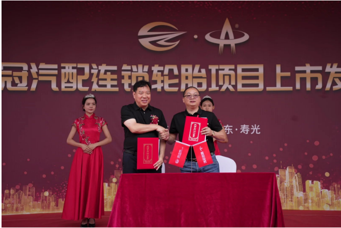 郭耐明和張國秋作為企業(yè)代表共同簽署了戰(zhàn)略合作協(xié)議書。