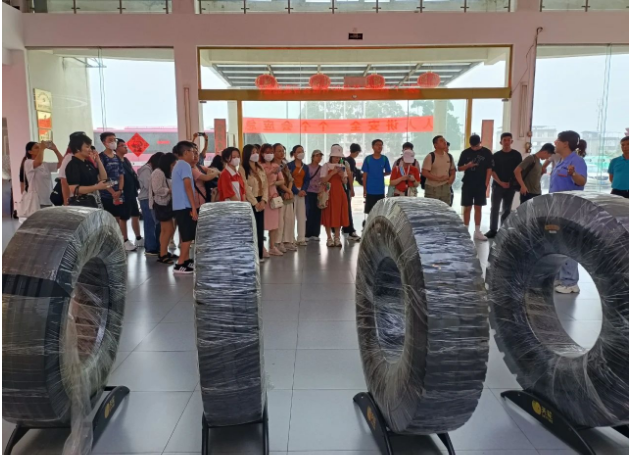 廣西新桂輪橡膠有限公司迎來了一批國際友人，他們來自越南、印度尼西亞和新加坡等國家，專程參觀該公司的生產(chǎn)車間。這些國際友人對新桂輪公司的產(chǎn)品在國內(nèi)外市場的廣泛應(yīng)用以及良好的口碑給予了高度認可，并對該公司的實力和產(chǎn)品表示濃厚興趣。