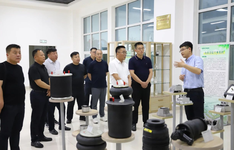 隨后，葉永興一行參觀了美晨工業(yè)集團的黨群文化長廊、產(chǎn)品展廳、生產(chǎn)現(xiàn)場和研發(fā)中心。他們對公司取得的成就和發(fā)展給予了高度認可，并對美晨工業(yè)集團的發(fā)展前景表示了期待。