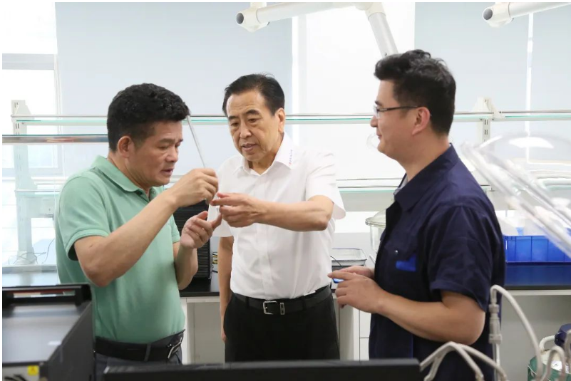 于孟生一行首先參觀了賽輪集團的實驗室和科技展廳，深入了解了該集團在基礎(chǔ)研究、新材料應(yīng)用、工業(yè)互聯(lián)網(wǎng)和智能制造等領(lǐng)域的努力和取得的成就。參觀過程中，他們還參觀了賽輪智能制造生產(chǎn)示范線以及賽輪特種胎工廠，對賽輪集團在智能制造和特種胎領(lǐng)域的先進技術(shù)和設(shè)施給予了高度贊賞。