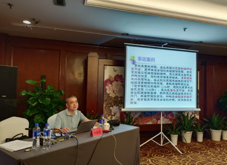 市應(yīng)急管理局李振湖二級調(diào)研員作了題為《吸取事故教訓(xùn)，做好安全防范工作》的專題授課。他從近年來全國發(fā)生的典型安全事故案例入手，生動(dòng)地講解了企業(yè)如何落實(shí)安全責(zé)任，并重點(diǎn)解讀了今年市應(yīng)急管理局的幾項(xiàng)安全行動(dòng)。參訓(xùn)人員通過他的講解，進(jìn)一步了解到安全生產(chǎn)的重要性和嚴(yán)峻性，切實(shí)承擔(dān)起責(zé)任，做好“防風(fēng)險(xiǎn)、保安全、迎亞運(yùn)”等各項(xiàng)工作。