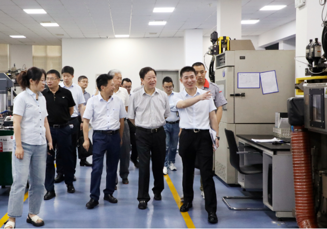 在考察中，陳主席一行參觀了建新的試驗(yàn)中心，仔細(xì)觀摩了密封條開關(guān)門疲勞玻璃升降試驗(yàn)、金屬表面防腐蝕交變試驗(yàn)、減振件的疲勞耐久試驗(yàn)、NVH試驗(yàn)等各種試驗(yàn)設(shè)備。他詳細(xì)了解了試驗(yàn)設(shè)備的要求和研發(fā)試驗(yàn)驗(yàn)證的情況。據(jù)了解，建新試驗(yàn)中心通過了CNAS試驗(yàn)室認(rèn)可，具備對(duì)產(chǎn)品的檢測、鑒定、驗(yàn)證能力，為企業(yè)的產(chǎn)品研發(fā)、生產(chǎn)制造和品質(zhì)性能提供了強(qiáng)有力的保障。