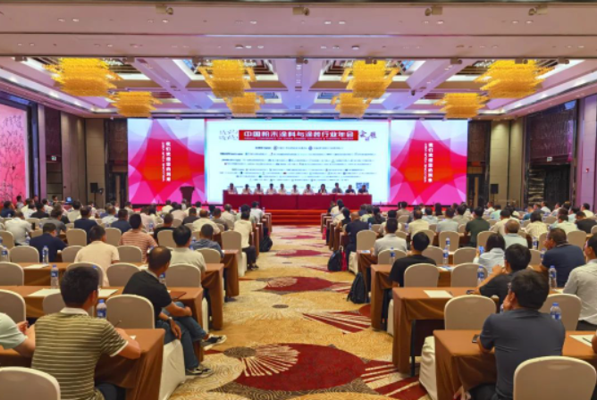 廣東佛山勝利舉辦了2021/2022中國粉末涂料與涂裝行業(yè)年會(huì)。本次年會(huì)吸引了來自全國各地的500余名代表參會(huì)。在這個(gè)重要的行業(yè)盛會(huì)上，涂料與涂裝領(lǐng)域的專家學(xué)者、企業(yè)代表齊聚一堂，共同探討行業(yè)發(fā)展趨勢(shì)與創(chuàng)新方向。