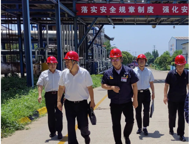 河北省總勞動(dòng)和經(jīng)濟(jì)工作部二級(jí)調(diào)研員郝建良與勞動(dòng)和經(jīng)濟(jì)工作部副部長(zhǎng)董亮日前前往河北邯鄲市黑貓?zhí)亢谟邢薰?，?duì)該公司舉辦的“防風(fēng)險(xiǎn)、查隱患、保安全”安全生產(chǎn)百日競(jìng)賽活動(dòng)進(jìn)行了調(diào)研。