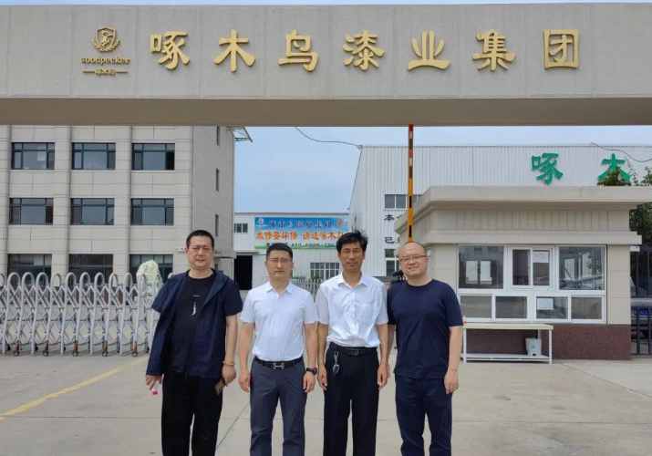 楊錄真董事長向來賓們簡要介紹了啄木鳥漆業(yè)集團的整體情況、發(fā)展歷程、技術(shù)研發(fā)、市場布局以及產(chǎn)品應(yīng)用和工程領(lǐng)域等方面。他表示，啄木鳥漆業(yè)自成立以來，憑借企業(yè)的科技研發(fā)實力和生產(chǎn)能力，一直致力于為市場提供優(yōu)質(zhì)的產(chǎn)品和服務(wù)。