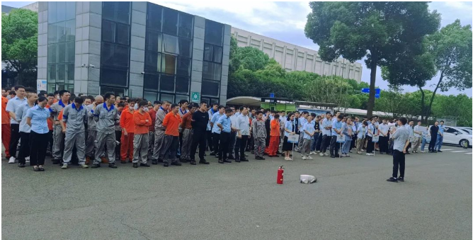 為了進(jìn)一步提升全員的應(yīng)急逃生能力和安全操作技能，提高企業(yè)的應(yīng)急綜合水平，建新各單位結(jié)合實(shí)際生產(chǎn)情況，開展了各類形式的現(xiàn)場(chǎng)應(yīng)急演練和消防技能比武。通過實(shí)戰(zhàn)演練，員工們學(xué)習(xí)了事故風(fēng)險(xiǎn)征兆、預(yù)防措施、應(yīng)急措施和急救知識(shí)。