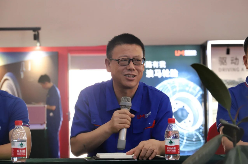 會(huì)議伊始，浪馬輪胎總經(jīng)理金永生熱烈歡迎前來(lái)參會(huì)的核心客戶，并衷心感謝他們多年來(lái)對(duì)途順輪胎的信任、支持和合作。金總強(qiáng)調(diào)，浪馬輪胎始終致力于做全鋼胎的發(fā)展戰(zhàn)略，秉持著做專、做精、做強(qiáng)、做久的理念。他強(qiáng)調(diào)了以市場(chǎng)和客戶為中心的重要性，將發(fā)現(xiàn)客戶需求和滿足客戶需求作為客戶服務(wù)工作的核心，希望繼續(xù)與合作伙伴攜手合作，準(zhǔn)確聚焦超細(xì)分市場(chǎng)，為客戶創(chuàng)造更大的價(jià)值。