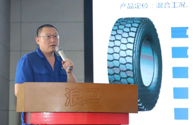 在會(huì)議中，技術(shù)部副部長(zhǎng)王曉光詳細(xì)介紹了浪馬輪胎公司的系列化輪胎和新產(chǎn)品研發(fā)設(shè)計(jì)工作。尤其重點(diǎn)介紹了公司在新能源領(lǐng)域的新產(chǎn)品。他強(qiáng)調(diào)，新產(chǎn)品將更專業(yè)、更貼近、更精準(zhǔn)，以在性能和質(zhì)量方面提供更高水準(zhǔn)的產(chǎn)品。
