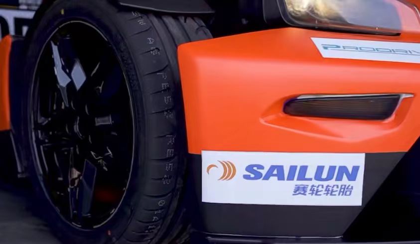 吉利銘泰集團全新賽事IP——MINTIMES GP銘泰大賽車旗下的KTM X-BOW CUP賽事如火如荼地開賽。作為官方指定輪胎，賽輪PD系列半熱熔輪胎為車手們的競速之旅提供了強大的動力，憑借超強的抓地力和極致的操控性，為現(xiàn)場觀眾奉獻了一場兼具速度與激情的視覺盛宴。
