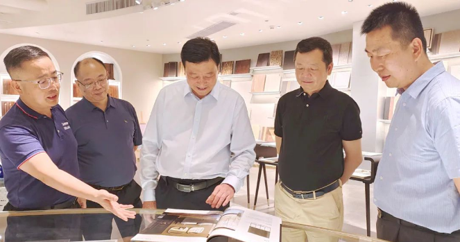 中國(guó)涂料工業(yè)協(xié)會(huì)會(huì)長(zhǎng)劉普軍率領(lǐng)代表團(tuán)于近日對(duì)宣偉-華潤(rùn)涂料研發(fā)中心進(jìn)行了考察訪問(wèn)。宣偉熱情接待了劉普軍會(huì)長(zhǎng)及其隨行人員，期間詳細(xì)介紹了宣偉-華潤(rùn)涂料的發(fā)展情況。