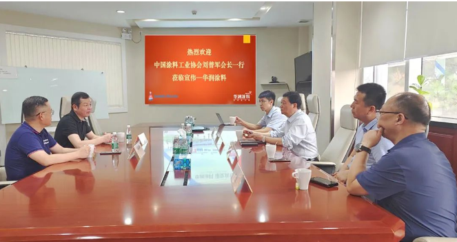 隨后的座談交流環(huán)節(jié)，與會(huì)代表就中國(guó)涂料行業(yè)實(shí)現(xiàn)高質(zhì)量發(fā)展的途徑進(jìn)行了充分討論。中國(guó)涂料工業(yè)協(xié)會(huì)秘書長(zhǎng)劉杰和彩之虹董事長(zhǎng)顧天兵也出席了此次考察活動(dòng)，共同探討行業(yè)未來(lái)的發(fā)展方向。