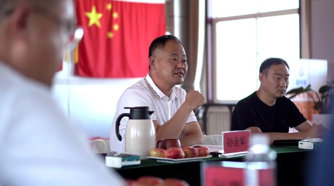 在會上，董事長孫全軍發(fā)表了重要講話。他指出，市場營銷工作是企業(yè)發(fā)展的關鍵，上半年銷售工作雖然取得了一定成績，但仍存在較大的提升空間。孫全軍強調(diào)，下半年各代理商應以“咬定青山不放松”的精神狀態(tài)，努力實現(xiàn)在線纜銷售量的突破。