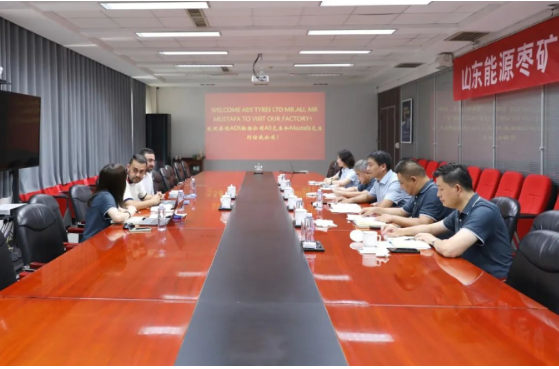 雙方進行了座談會，宋二華董事長向英國客人介紹了豐源輪胎公司的發(fā)展狀況、生產(chǎn)經(jīng)營情況以及項目建設和質(zhì)量提升等方面的情況。Hamid Ali也向公司反饋了他們在銷售中所遇到的困難和問題。雙方就遠路輪胎的產(chǎn)能提升和銷售策略等問題進行了深入探討。