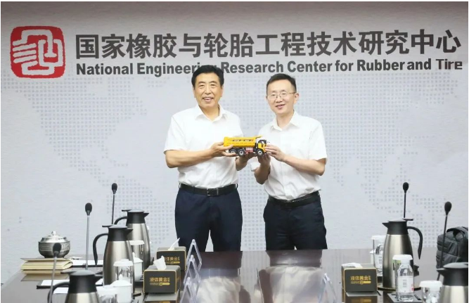 黃建峰表示，三一集團與國橡中心在注重創(chuàng)新、研發(fā)和市場拓展方面有許多相似之處。雙方通過持續(xù)不斷的努力，推動著各自領(lǐng)域的前進。黃建峰認為，未來雙方合作的空間非常巨大，前景也十分廣闊。