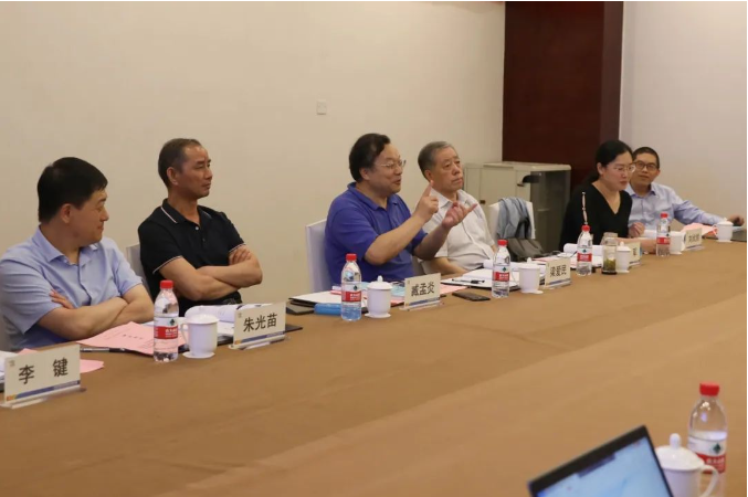 通過聽取報(bào)告、審閱資料、發(fā)言提問和研究討論，與會(huì)專家就兩個(gè)項(xiàng)目提出了客觀的鑒定意見。他們認(rèn)為這兩項(xiàng)科技成果符合輪胎行業(yè)的技術(shù)方向，并適合輪胎智能化生產(chǎn)應(yīng)用。這些成果不僅可以提升輪胎產(chǎn)品質(zhì)量，還能有效降低能源消耗，提高生產(chǎn)效率，符合國家對(duì)智能化和低碳化的政策要求。與會(huì)專家一致同意通過鑒定，并建議在行業(yè)中大力推廣應(yīng)用。