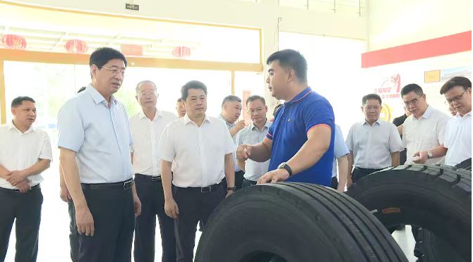 廣西自治區(qū)人大常委會副主任、桂林市委書記周家斌率自治區(qū)調(diào)研服務小組一行，于7月13日蒞臨廣西新桂輪橡膠有限公司(簡稱：新桂輪公司)進行考察調(diào)研。