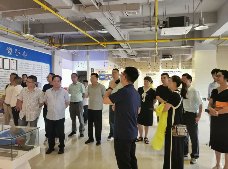 考察團一行在雙虎涂料營銷總監(jiān)歐隆杰的帶領(lǐng)下參觀了雙虎涂料的展廳，并在質(zhì)量總監(jiān)李玉花的引領(lǐng)下參觀了智能制造車間和曝曬場等場地。