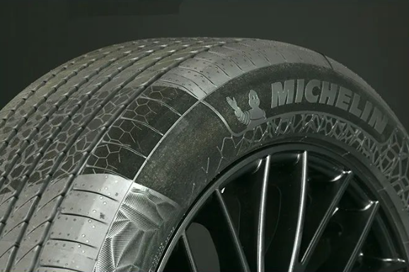 米其林公司以一款含45%可持續(xù)材料的輪胎榮獲“底盤、車身和外觀”領域的2023汽車創(chuàng)新獎。該獎項是由普華永道和德國汽車管理中心聯(lián)合頒發(fā)的，旨在表彰在汽車工程領域取得尖端創(chuàng)新成果的企業(yè)。