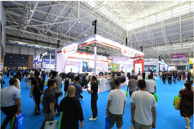 展覽會現(xiàn)場，各企業(yè)展示了橡膠技術產業(yè)創(chuàng)新成果、橡膠機械與檢測設備、橡膠原材料、非輪胎橡膠制品、橡膠化學品等領域的新產品和新裝備，吸引了海內外觀眾共計106564人次，采購團85家，創(chuàng)下歷史新高。