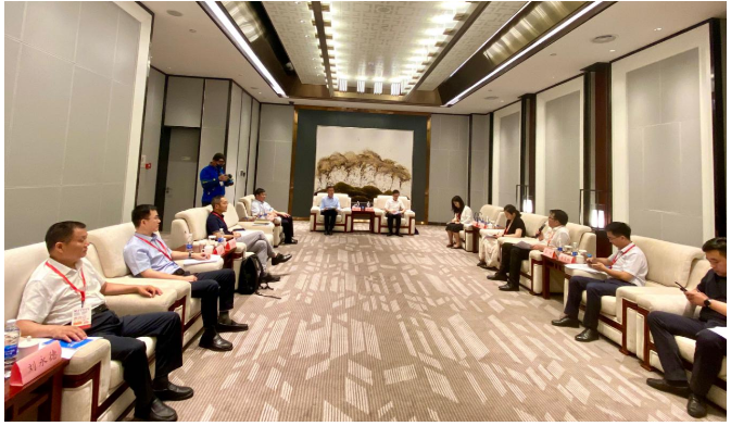 山東省貿(mào)促會(huì)林源副會(huì)長(zhǎng)應(yīng)邀參加了第二十屆青島國際輪胎暨車輪展覽會(huì)。在展會(huì)期間，山東省貿(mào)促會(huì)組織了一場(chǎng)橡膠輪胎企業(yè)國際化經(jīng)營(yíng)專題座談會(huì)，與會(huì)者深入調(diào)研了企業(yè)國際化經(jīng)營(yíng)現(xiàn)狀及面臨的難點(diǎn)堵點(diǎn)，共同探討如何助力山東省輪胎企業(yè)"走出去"。