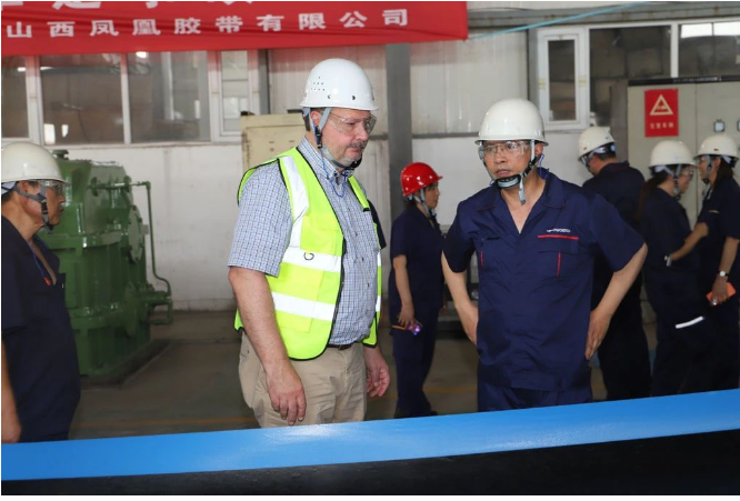 康迪泰克集團(tuán)亞太工業(yè)解決方案事業(yè)群運營負(fù)責(zé)人Frank Riechers和運營財務(wù)控制負(fù)責(zé)人Chris Heelan到山西鳳凰膠帶有限公司黎城西仵生產(chǎn)基地進(jìn)行實地考察和調(diào)研。