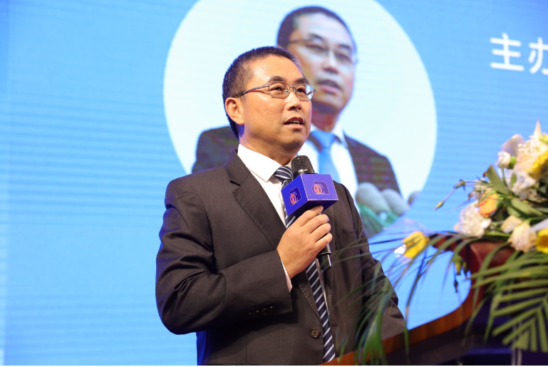 陳冰會(huì)長(zhǎng)強(qiáng)調(diào)，廣東涂料行業(yè)協(xié)會(huì)將堅(jiān)持創(chuàng)新驅(qū)動(dòng)涂料產(chǎn)業(yè)高質(zhì)量發(fā)展，加快先進(jìn)材料戰(zhàn)略性支柱產(chǎn)業(yè)集群建設(shè)，推動(dòng)數(shù)字化轉(zhuǎn)型，實(shí)施質(zhì)量品牌戰(zhàn)略，并深化綠色供應(yīng)鏈安全發(fā)展意識(shí)。他希望各位理事、會(huì)員企業(yè)代表共同執(zhí)行“高質(zhì)量發(fā)展”的道路，這不僅是中國(guó)經(jīng)濟(jì)發(fā)展的國(guó)家戰(zhàn)略，也是廣東涂料產(chǎn)業(yè)繼續(xù)引領(lǐng)的共識(shí)，更是產(chǎn)業(yè)上下游共創(chuàng)美好新藍(lán)圖、一次難得的歷史機(jī)遇。