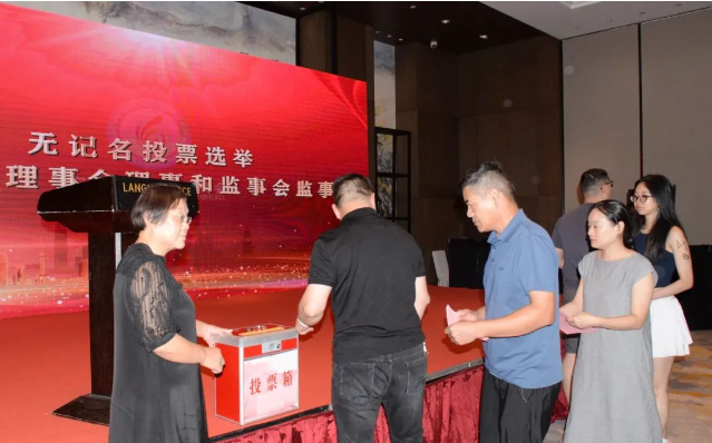 在第二階段的商會(huì)四屆一次理事會(huì)、監(jiān)事會(huì)會(huì)議中，代表們進(jìn)一步審議通過了第四屆理事會(huì)、監(jiān)事會(huì)選舉辦法，其中包括選舉產(chǎn)生第四屆理事會(huì)會(huì)長(zhǎng)單位、副會(huì)長(zhǎng)單位、理事單位以及監(jiān)事長(zhǎng)和秘書長(zhǎng)名單。投票結(jié)果由大會(huì)總監(jiān)票人宣布。