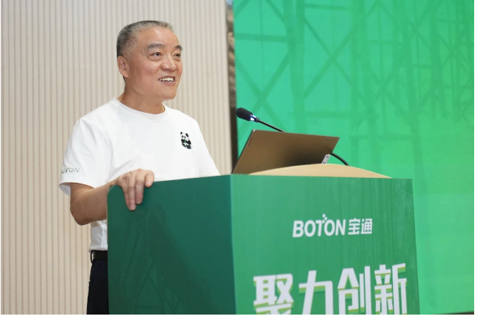 寶通科技董事長包志方在致辭中強調了寶通在全球化戰(zhàn)略下取得的成就和全球合作的重要性。他指出，可持續(xù)發(fā)展已成為寶通使命的核心要素和戰(zhàn)略的重要組成部分。在講話中，包總還談到了全球氣候變化、資源短缺等挑戰(zhàn)，以及政府和國際組織對可持續(xù)發(fā)展的重視。他強調了供應鏈可持續(xù)發(fā)展的重要性，強調只有與所有利益相關方一道，齊心協(xié)力，深度協(xié)同，互相賦能，以更可持續(xù)的科技與商業(yè)行為，才能提升供應鏈整體質量，開創(chuàng)更新的格局。