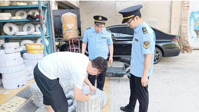 ，膠州市市場監(jiān)管局正在積極采取多項(xiàng)措施，旨在推動全市電線電纜行業(yè)的行風(fēng)建設(shè)和產(chǎn)品質(zhì)量的安全意識。針對此目標(biāo)，該局從壓緊壓實(shí)企業(yè)責(zé)任、加強(qiáng)監(jiān)督檢查、強(qiáng)化質(zhì)量控制、普法宣傳和綜合監(jiān)管等方面入手，全力推進(jìn)電線電纜行業(yè)的良性發(fā)展。